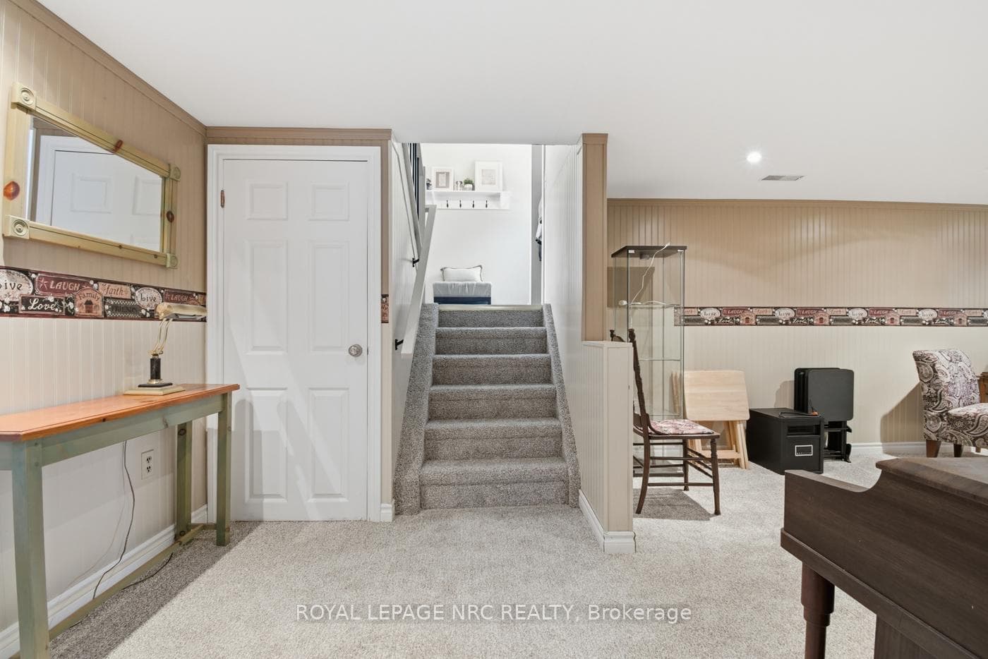 520 Clarence Street photo 31