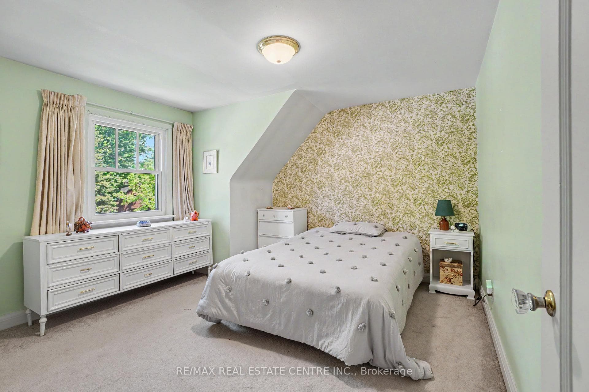 2068 Wellington Avenue photo 26