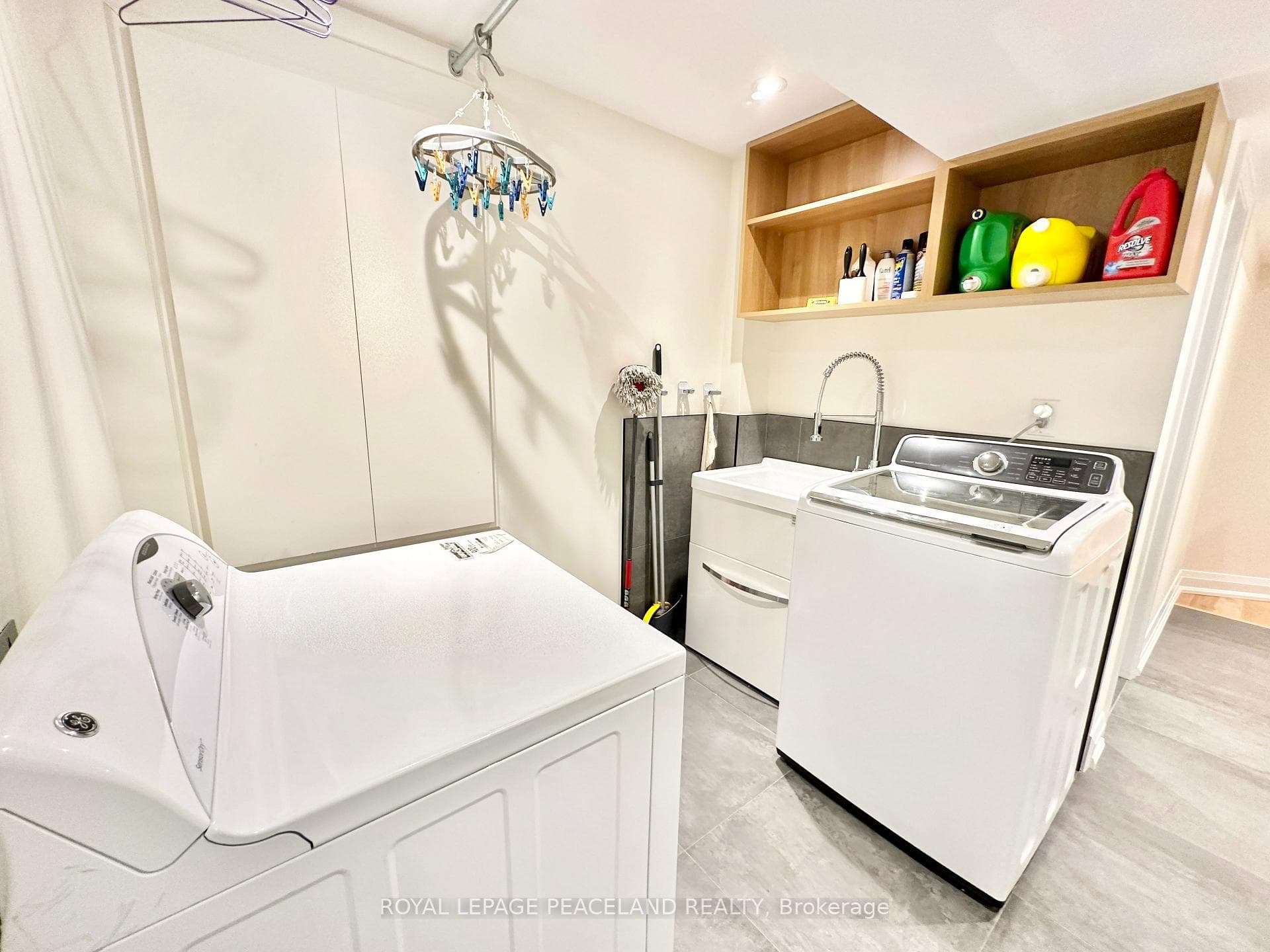 138 VISCOUNT Drive photo 38