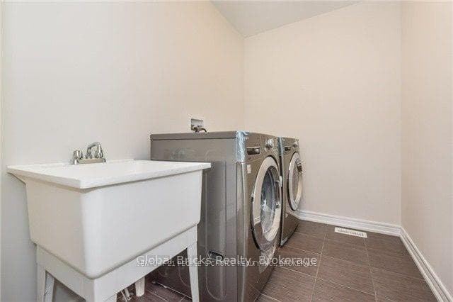 53 Mcfarlane Crescent photo 15