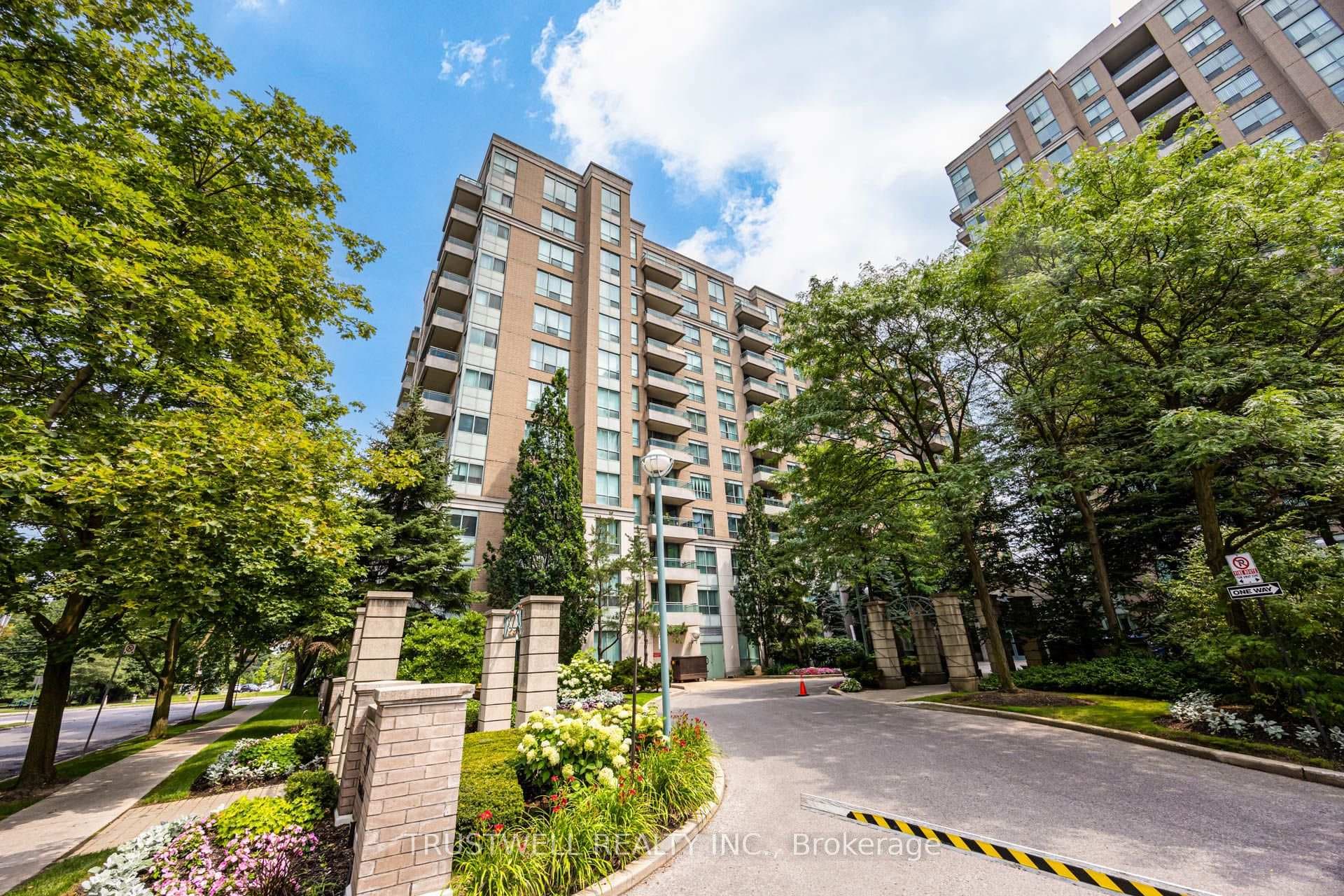 39 Pemberton Avenue Unit 401 photo 1