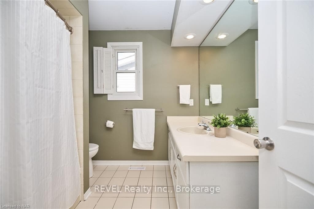 110 STRADA Boulevard photo 20