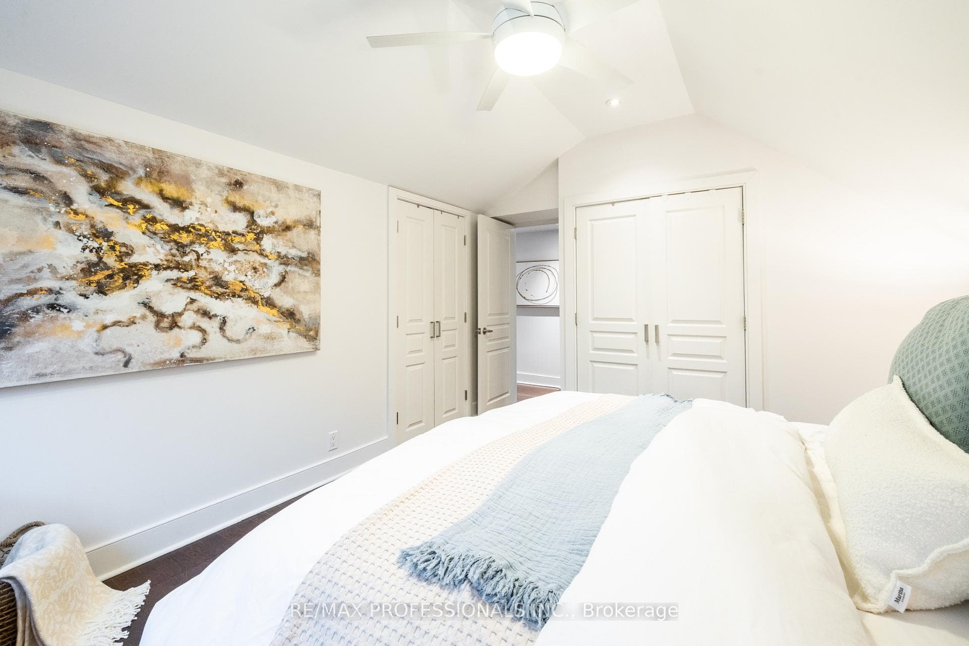 4625 Dundas Street photo 18