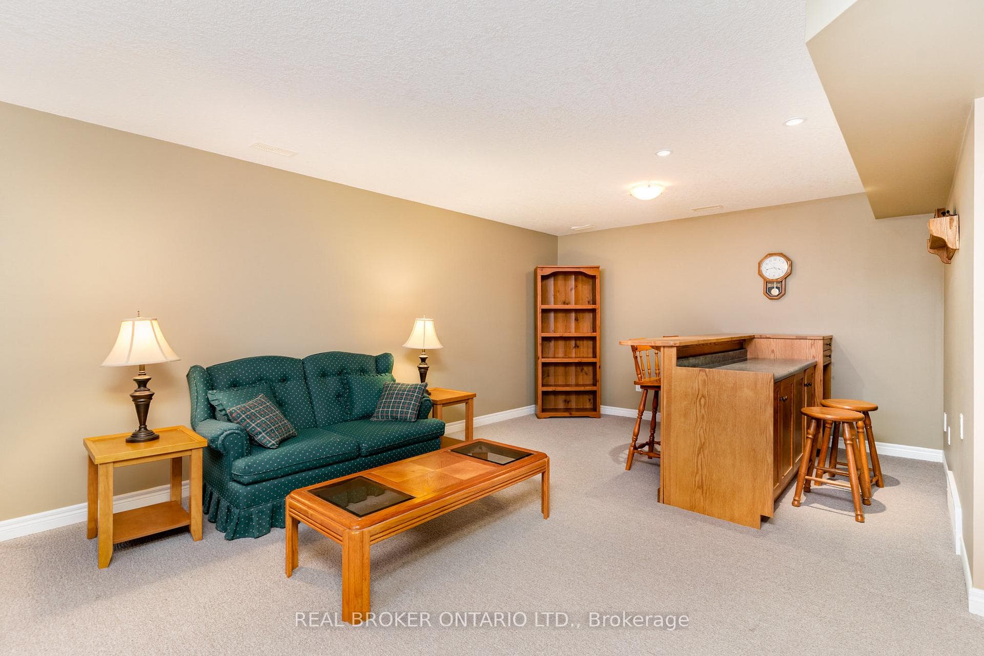 472 Countess Street photo 16