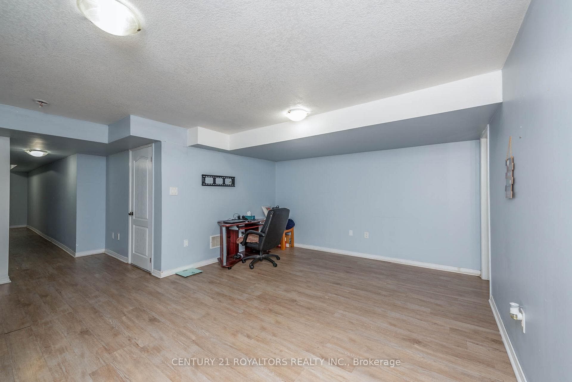 420 Queen Mary Drive photo 29
