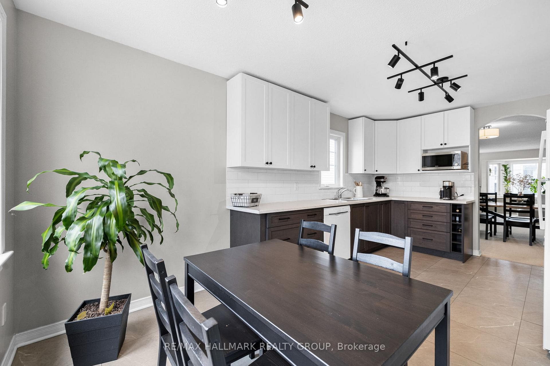 35 Thornbury Crescent photo 5