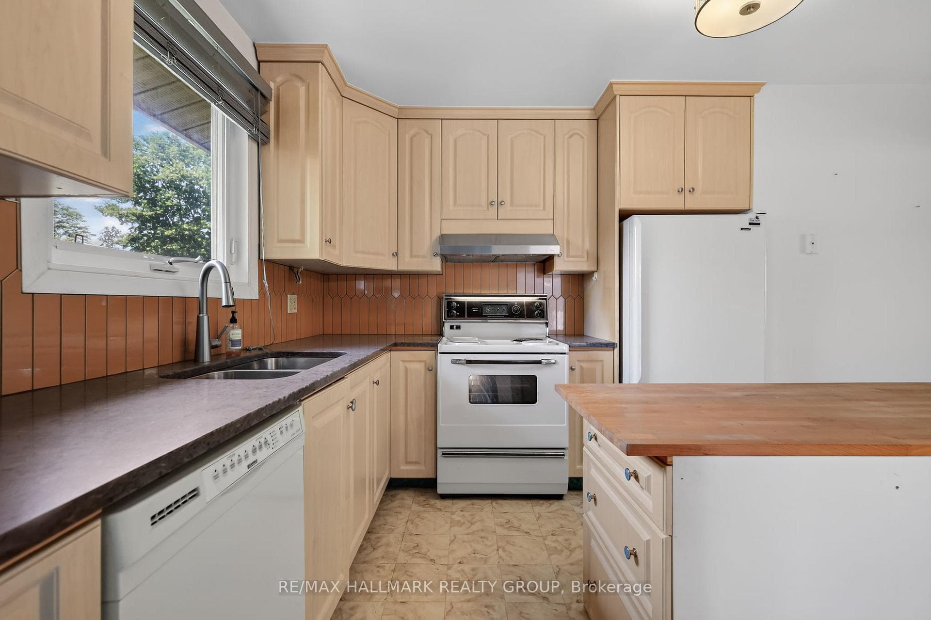 738 Stiles Crescent photo 18