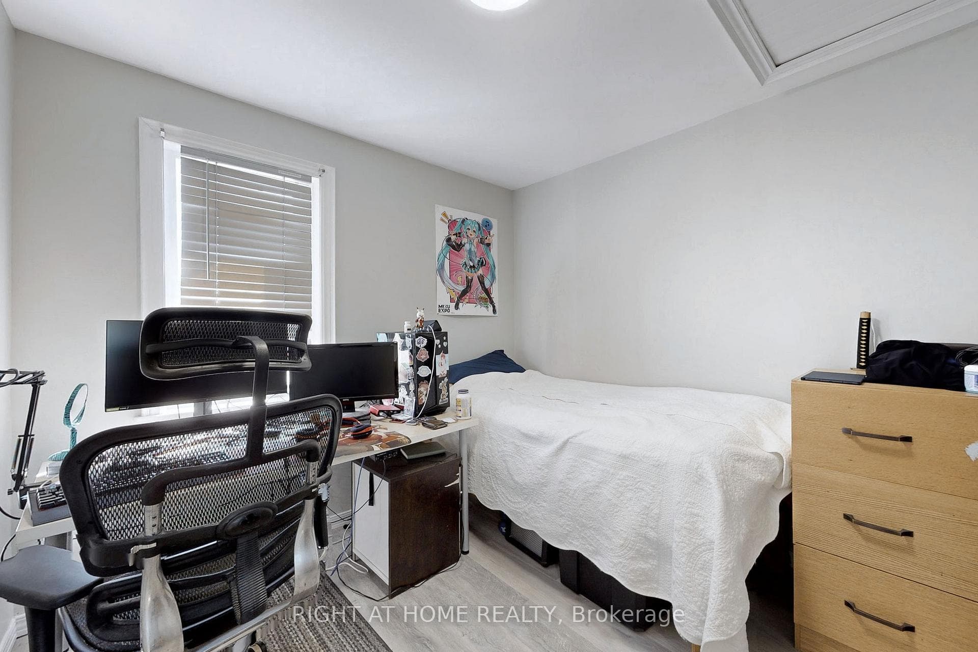 804 Rowena Street photo 17