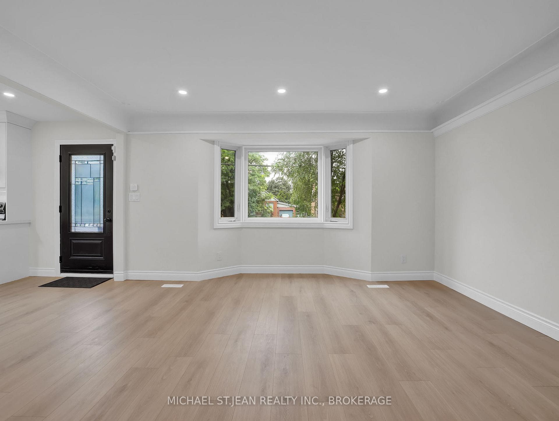 880 Garth Street photo 8