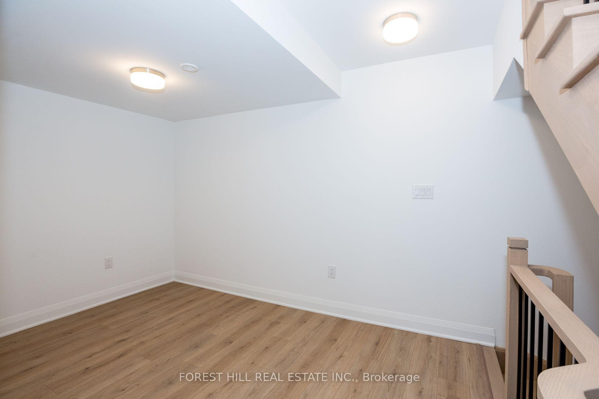 138 Alton Crescent photo 11