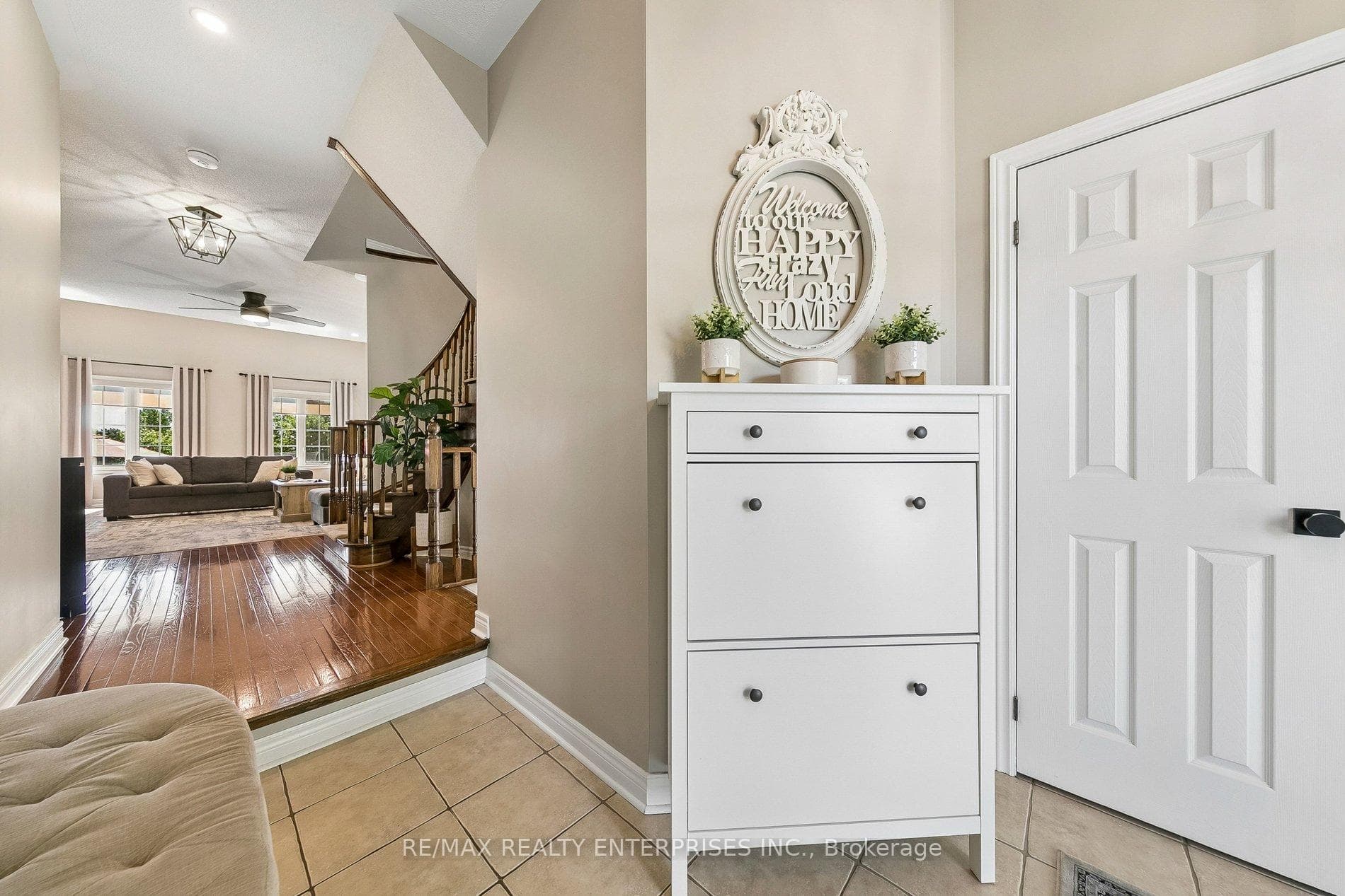 Bright & Spacious Foyer