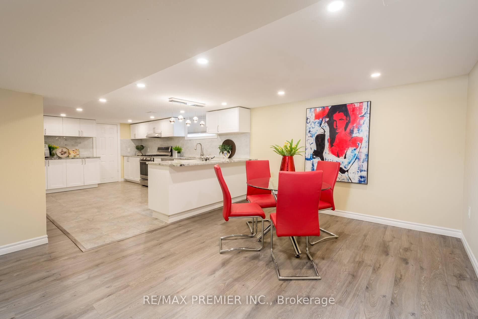 110 Clarence Street photo 22