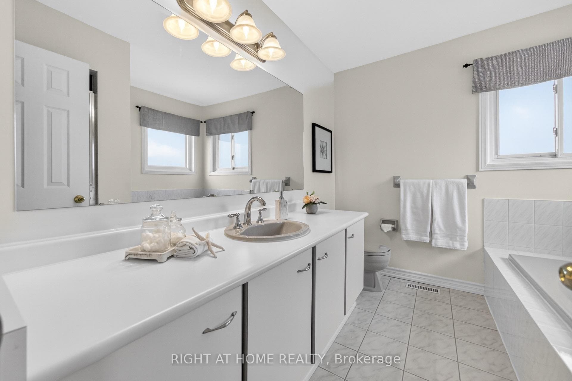 Primary Ensuite Soaker Tub / Separate Shower