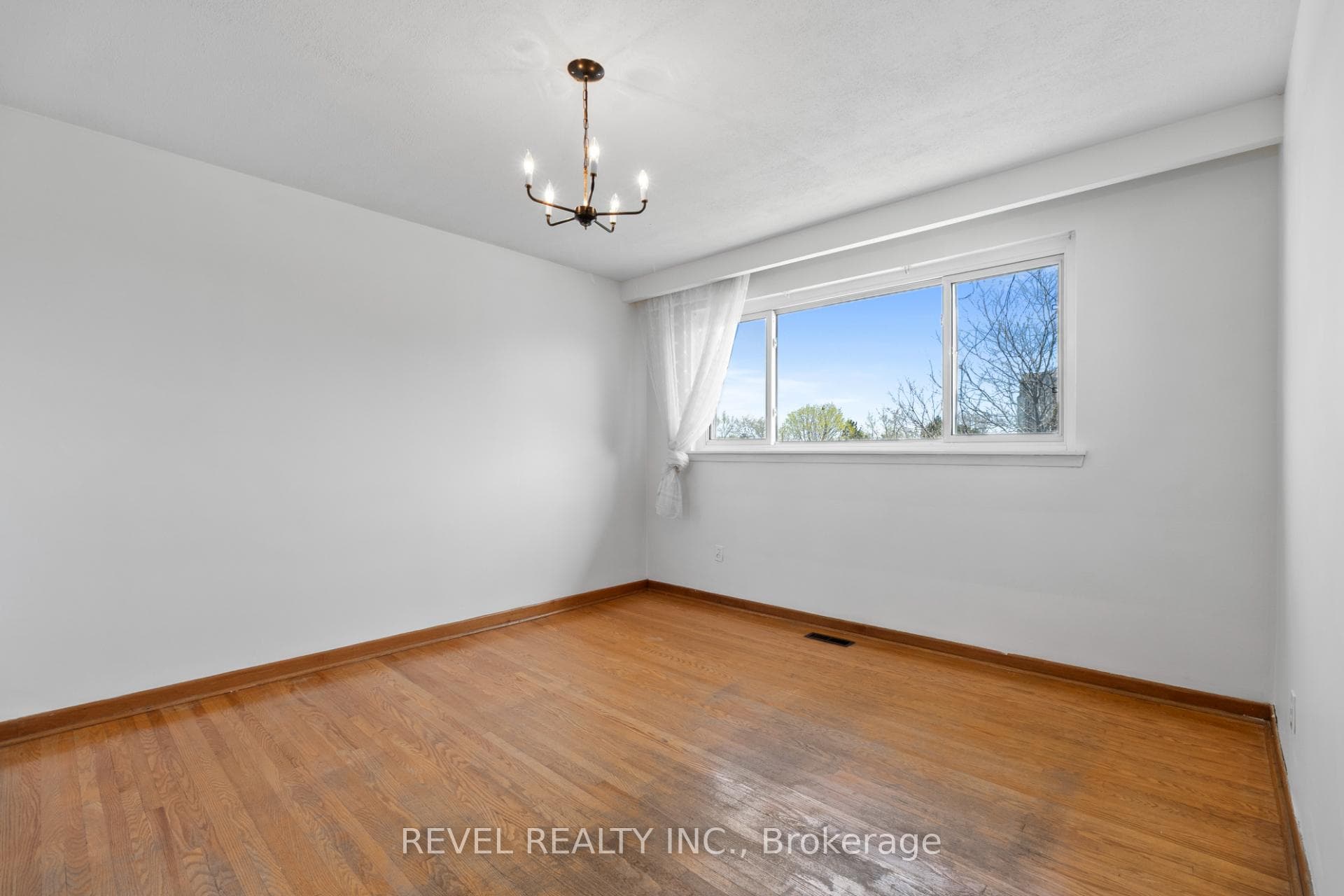 6821 Darcel Avenue photo 15