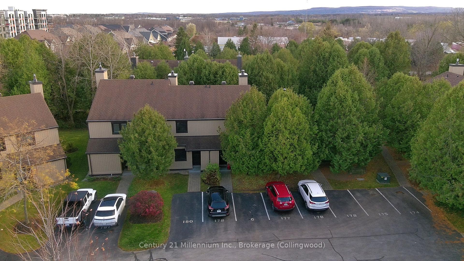 180 ESCARPMENT Crescent photo 1