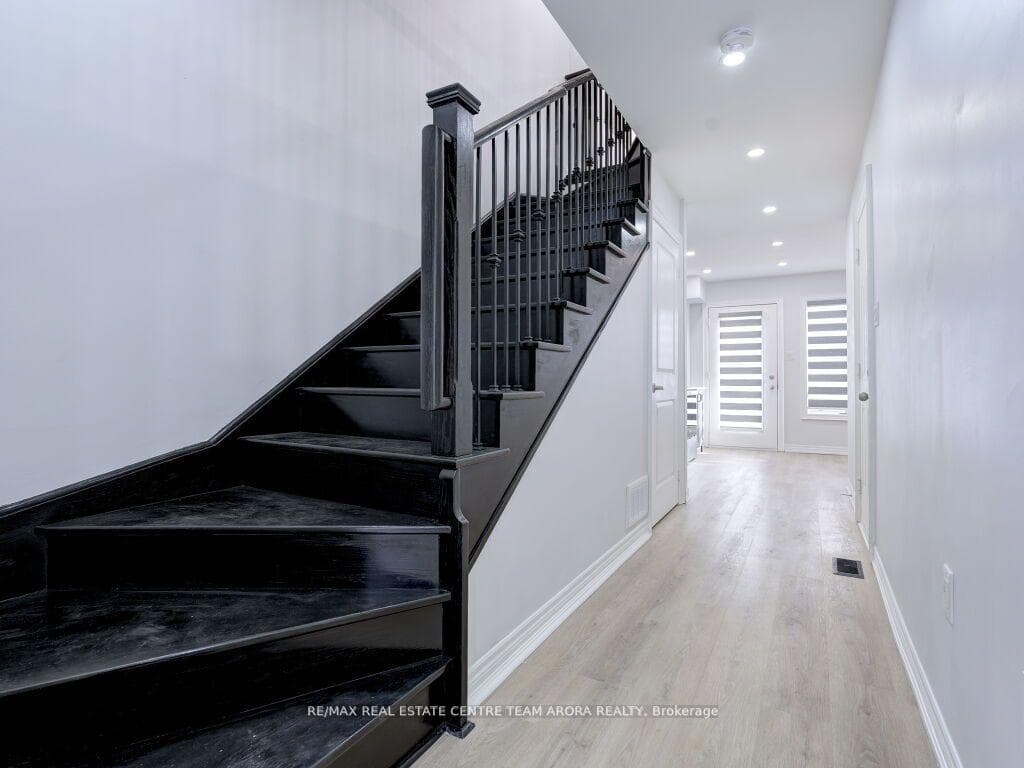8 Queenpost Drive photo 3