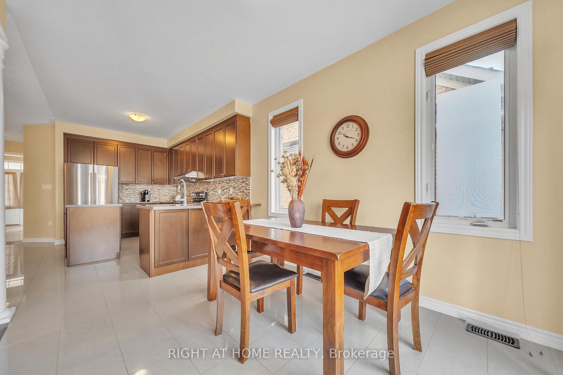 16 Sewell Crescent photo 18