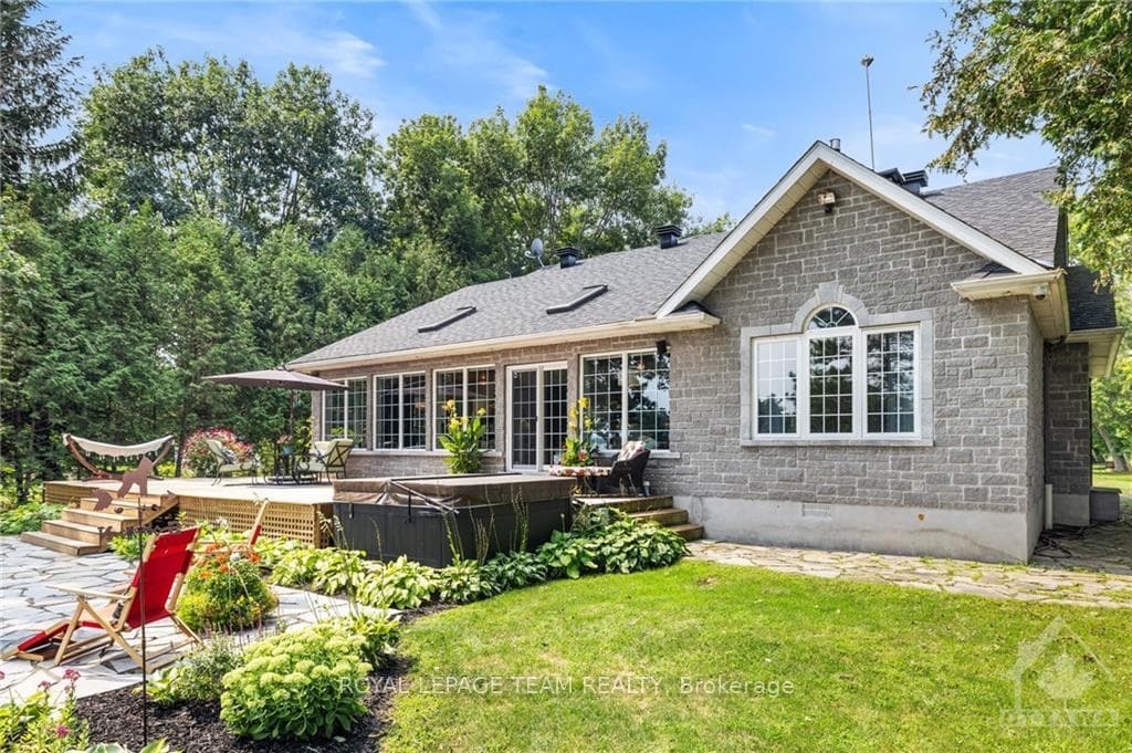 7009 RIDEAU VALLEY Drive photo 24