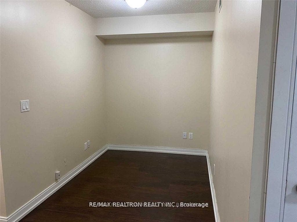 181 Village Green Square Unit 1516 photo 9