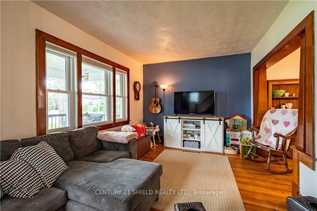 305 FOURTH Street photo 3