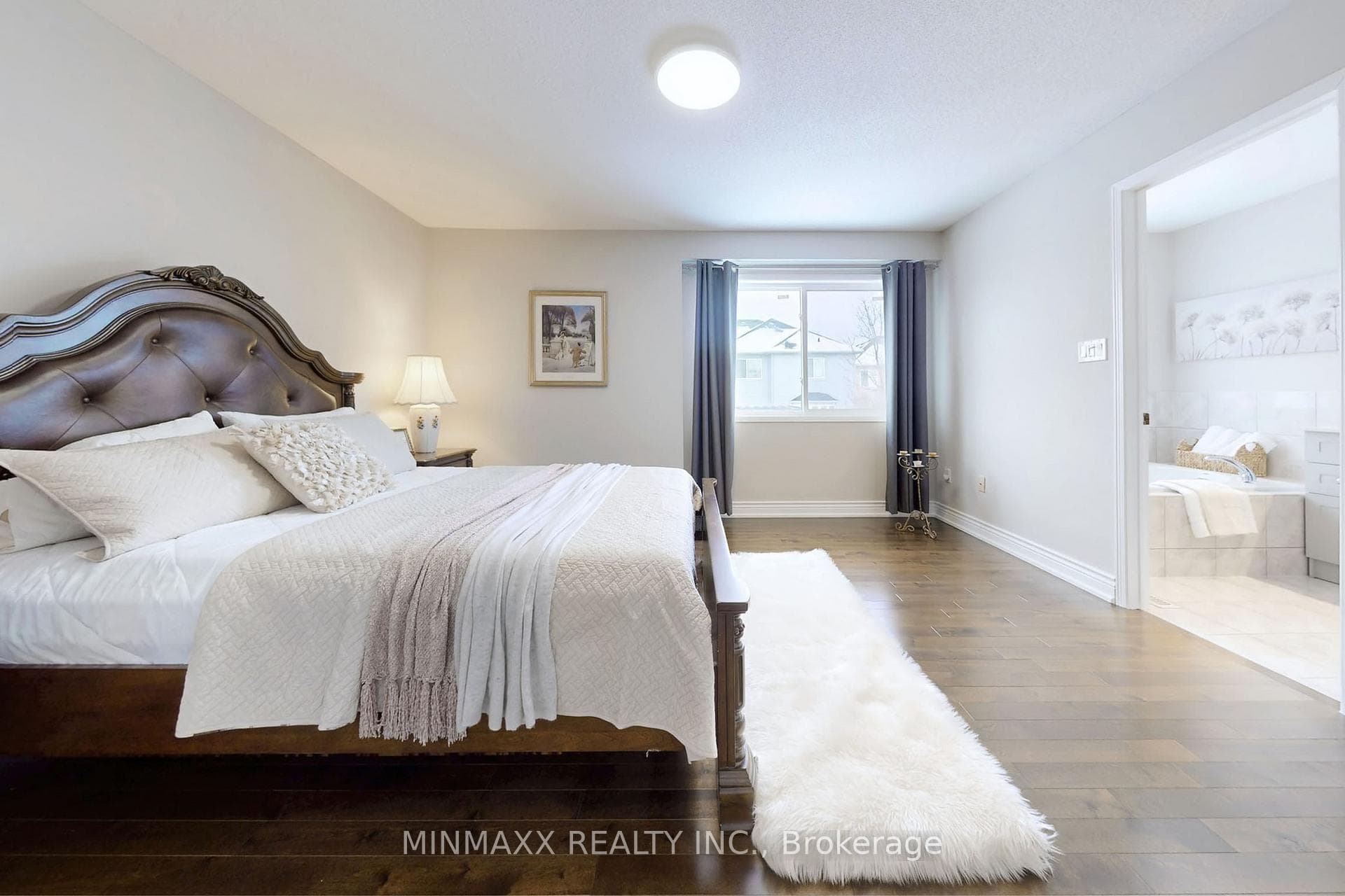 1081 Holdsworth Crescent photo 21