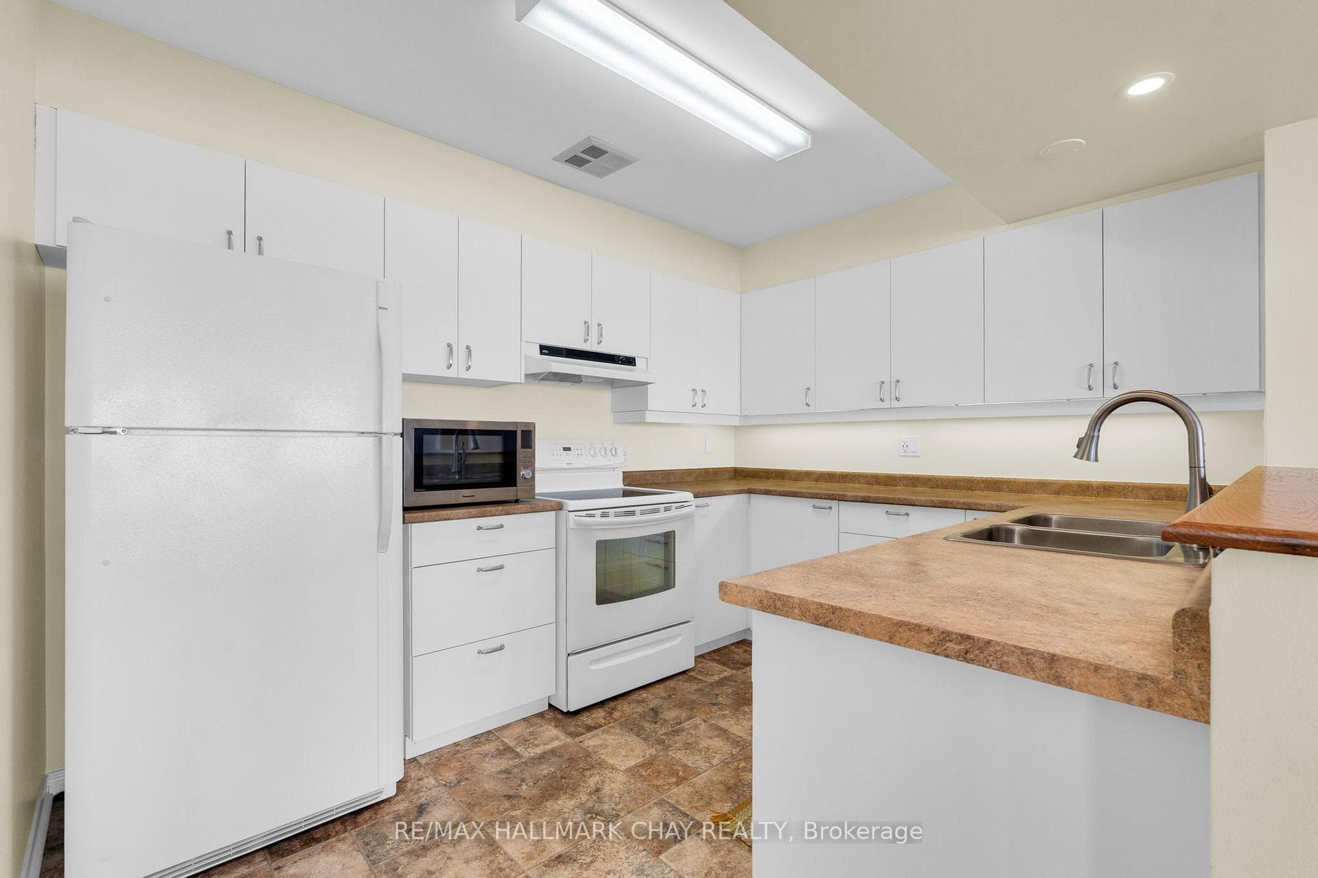 21 Kempenfelt Drive Unit 103 photo 9