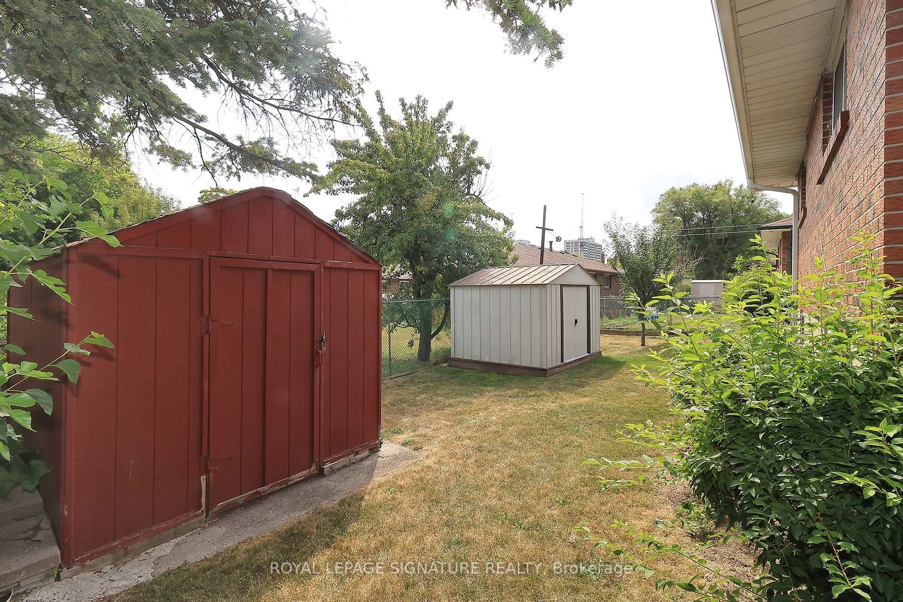 989 Midland Avenue photo 28