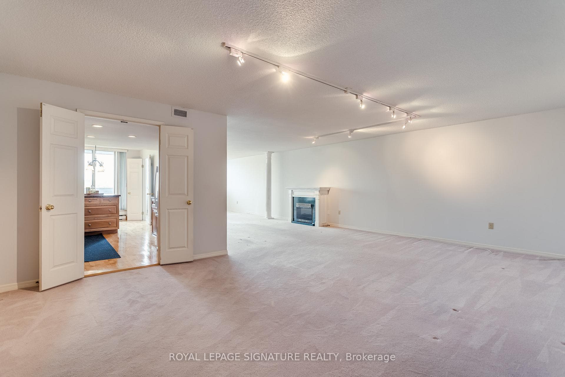 360 Bloor Street Unit 806 photo 4