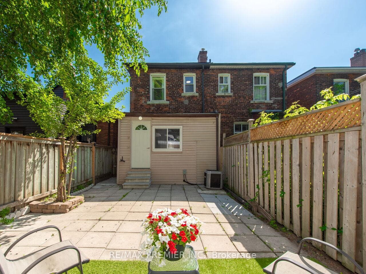 884 Runnymede Road photo 31