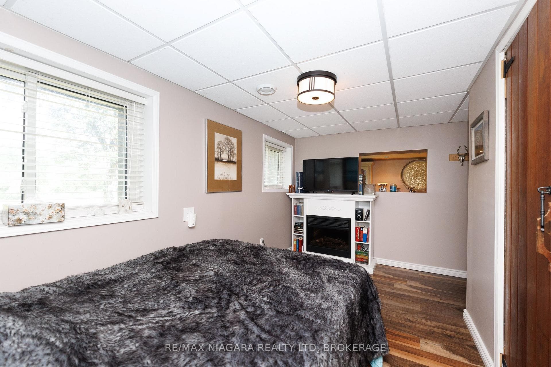 Basement bedroom w/large window