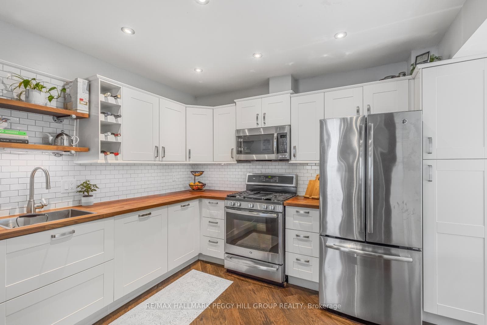 408 Simcoe Street photo 4