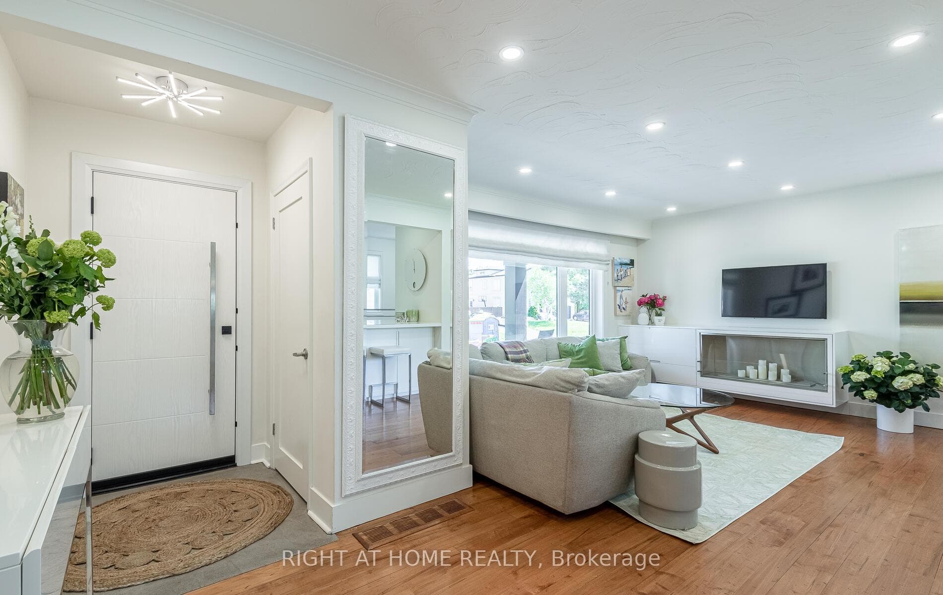 562 Weir Avenue photo 6