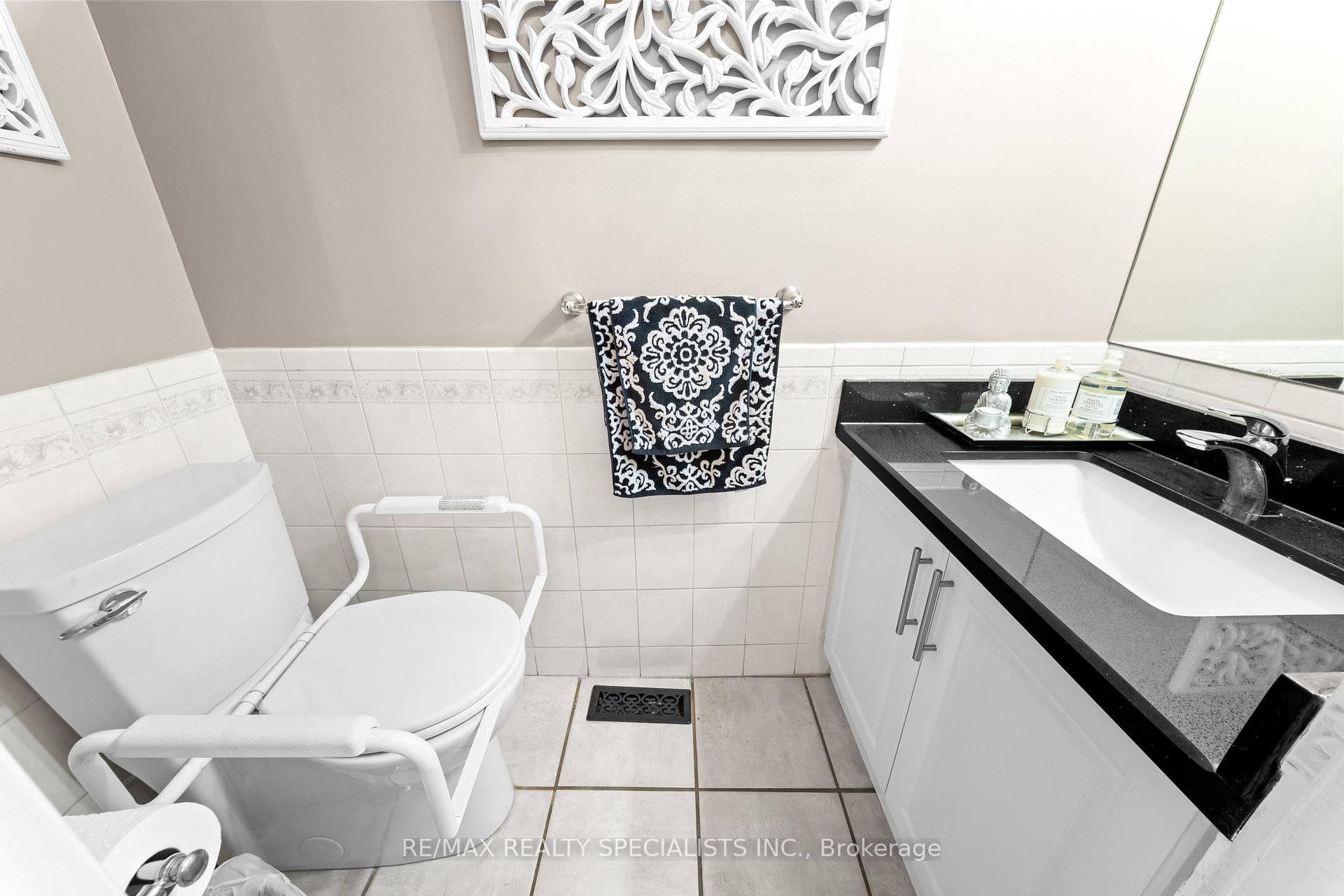 1004 Queensbridge Drive photo 14