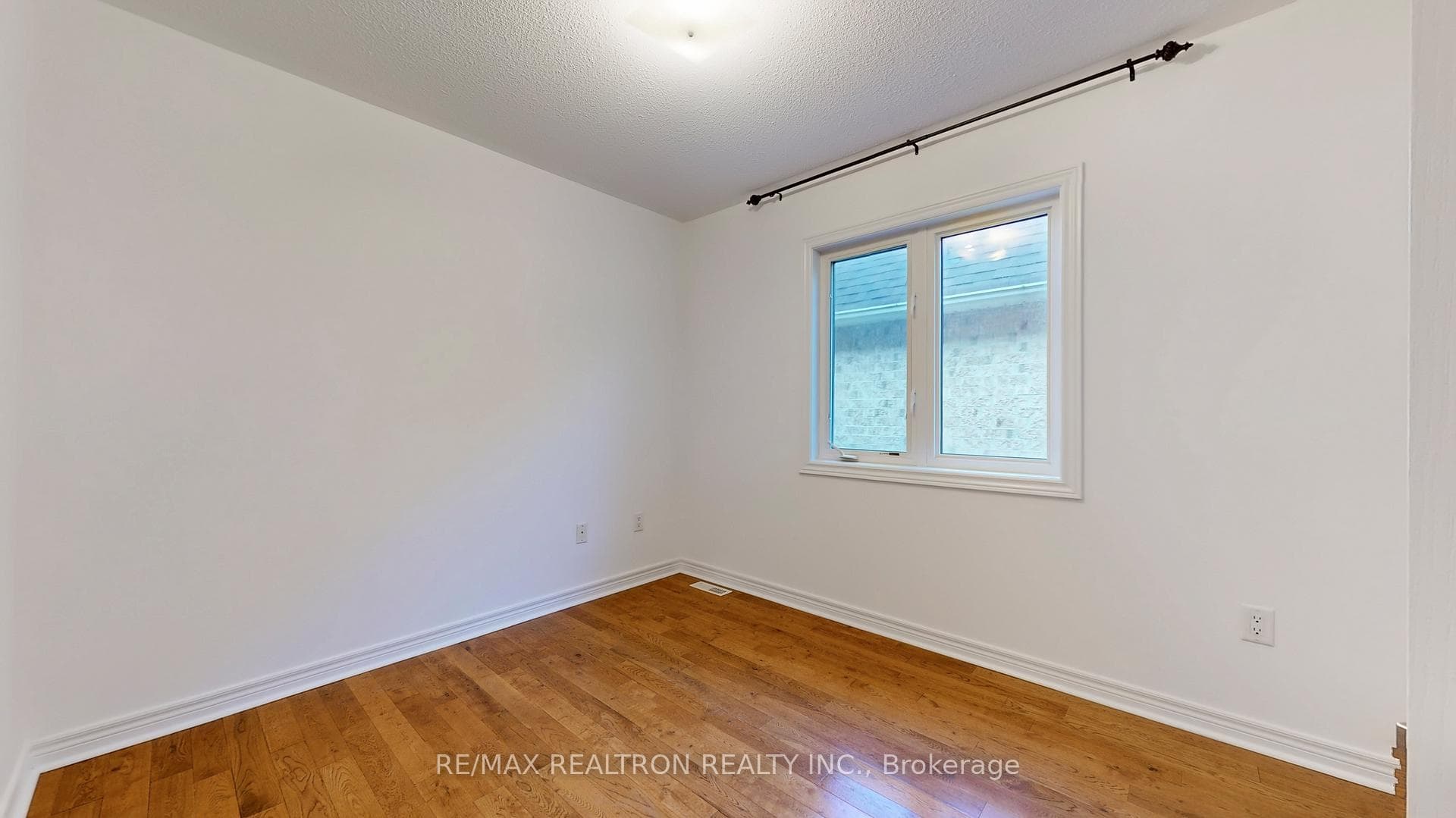 82 Sir Sanford Fleming Way photo 32