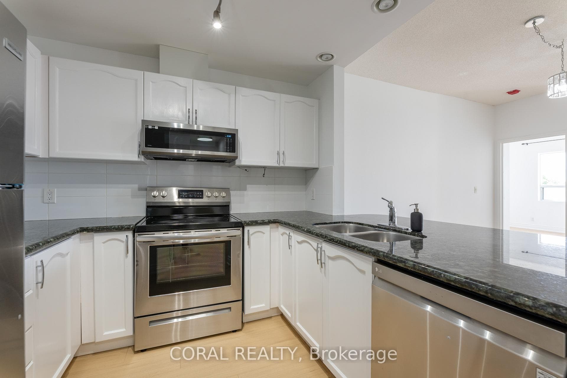 778 Sheppard Avenue Unit 407 photo 2