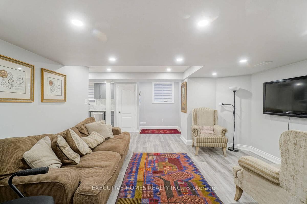 348 wrigglesworth Crescent Unit lower photo 11