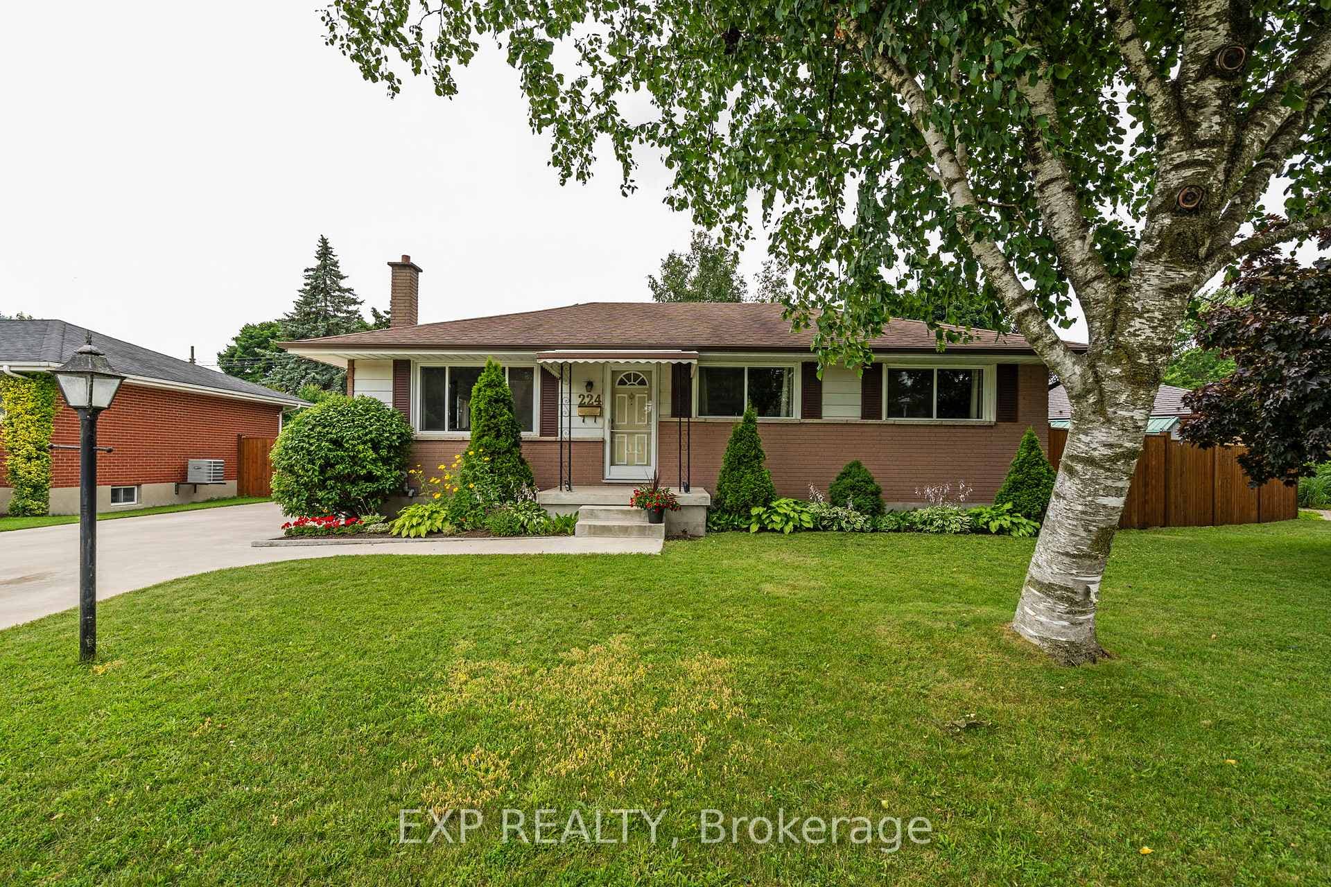 224 Irving Place photo 3