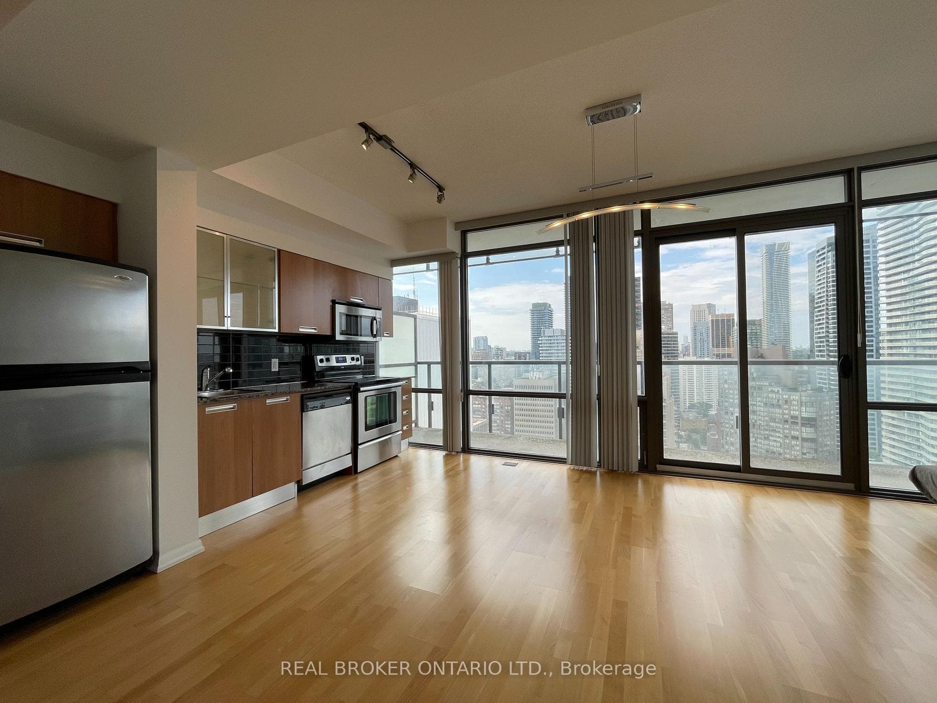 37 Grosvenor Street Unit 3105 photo 2