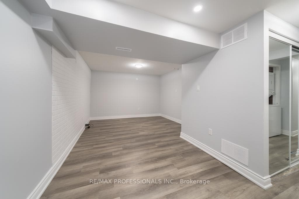3188 Cambourne Crescent Unit Lower photo 4