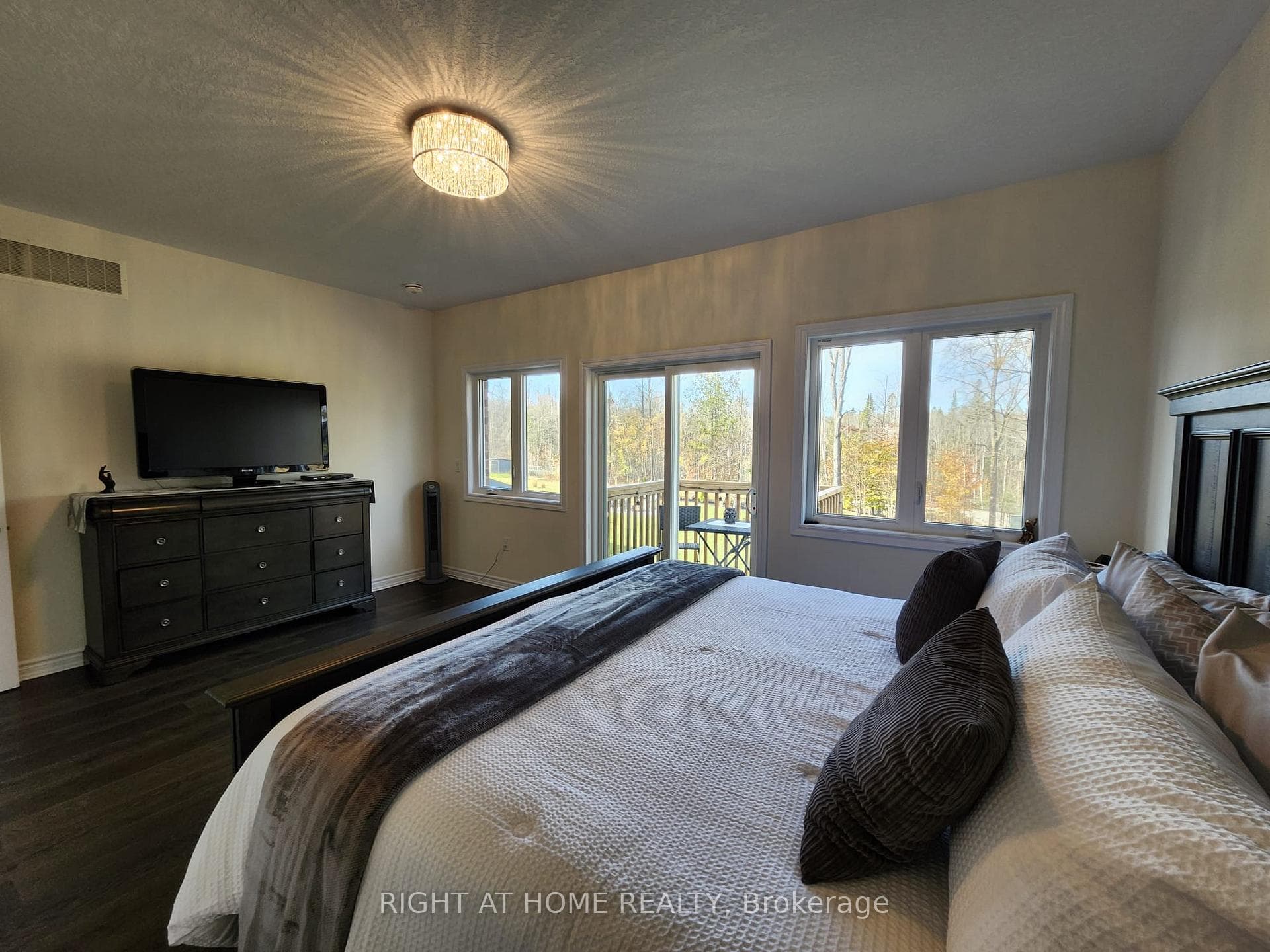 84 Diamond Valley Drive photo 32