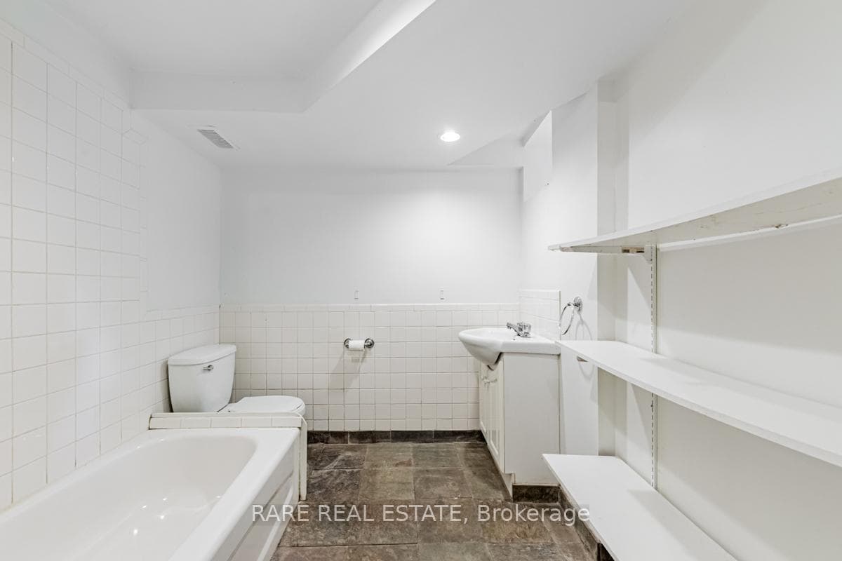 310 Sorauren Avenue photo 28