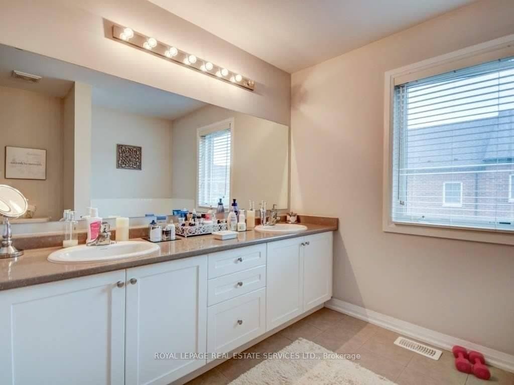 786 Banks Crescent photo 13