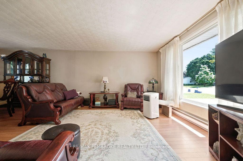 1656 Beachburg Road photo 7
