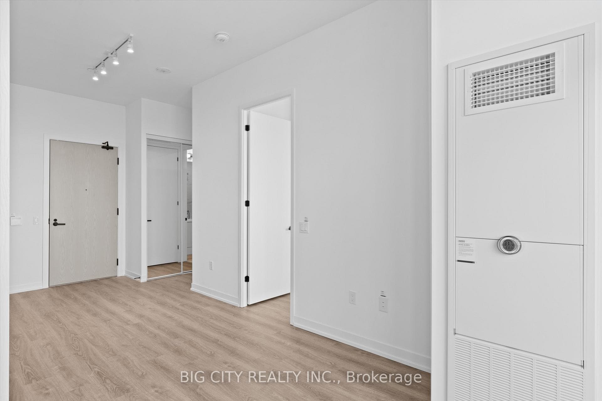 8 Interchange Way Unit 3702 photo 6