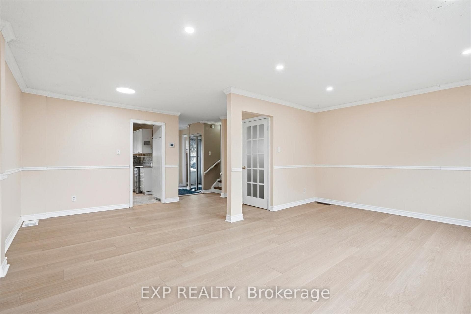Living room /dining