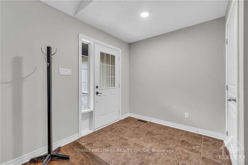 338 MAITLAND Street photo 5