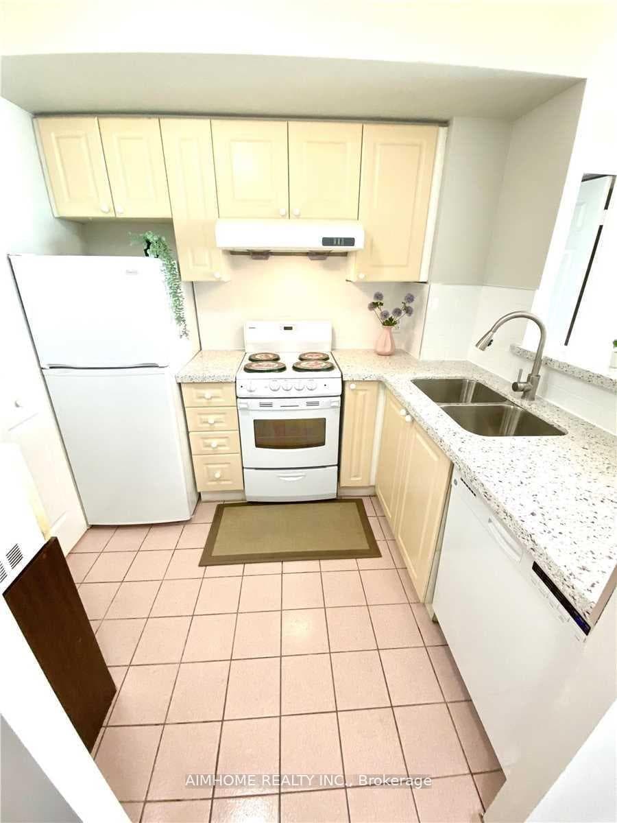 8 Lee Centre Drive Unit 905 photo 9