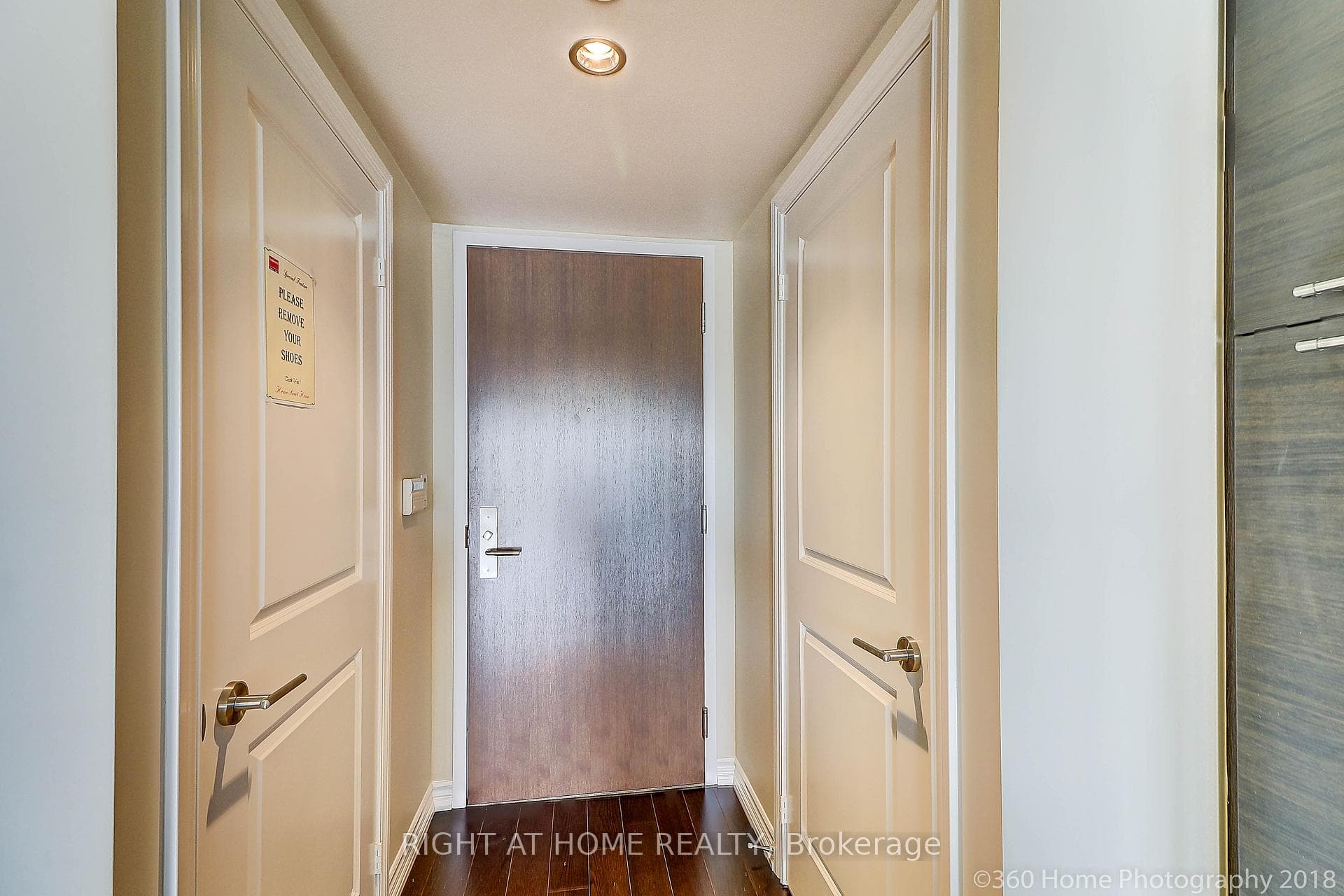 386 Yonge Street Unit 1912 photo 2