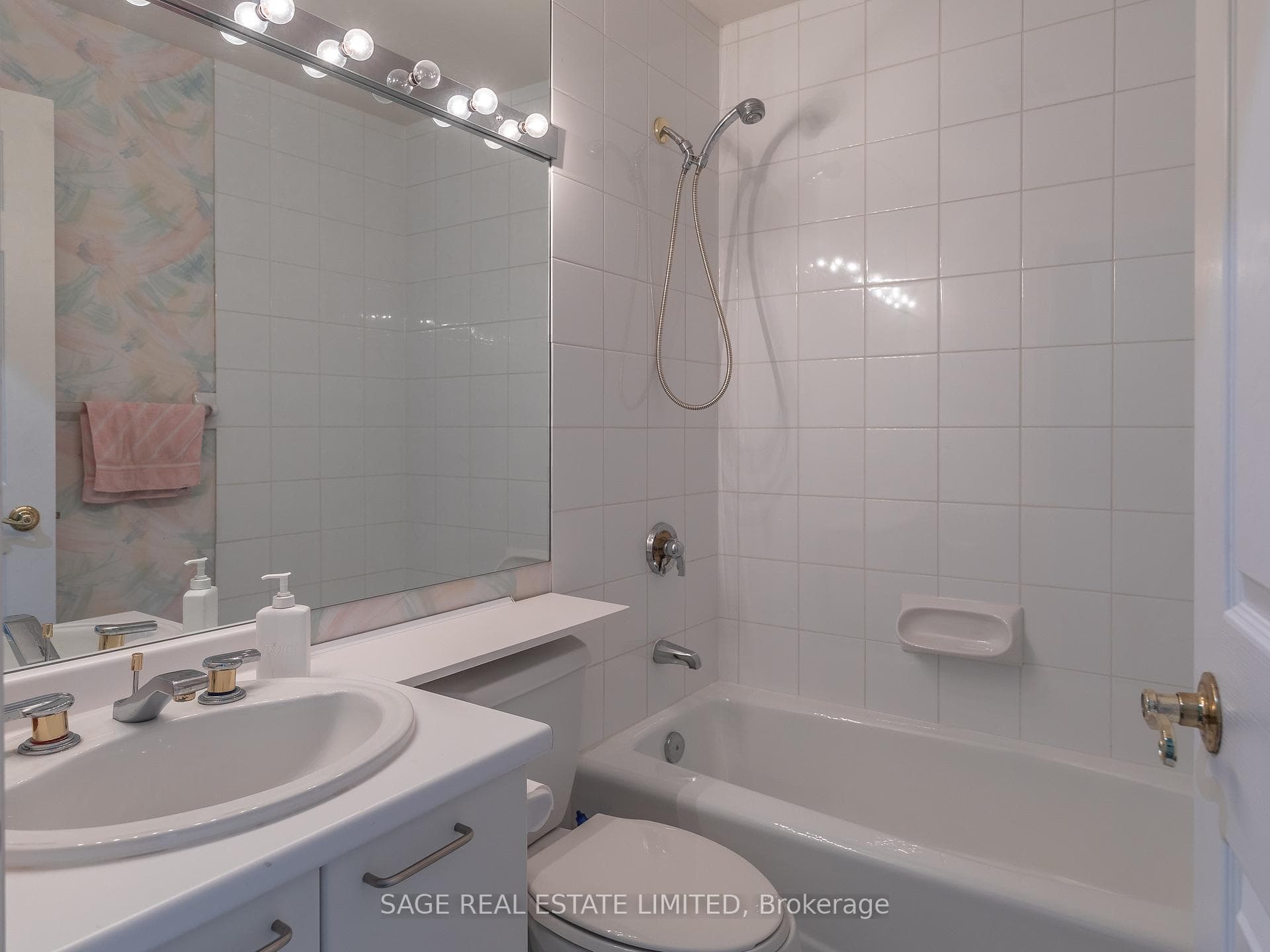 1 Watergarden Way Unit 208 photo 17