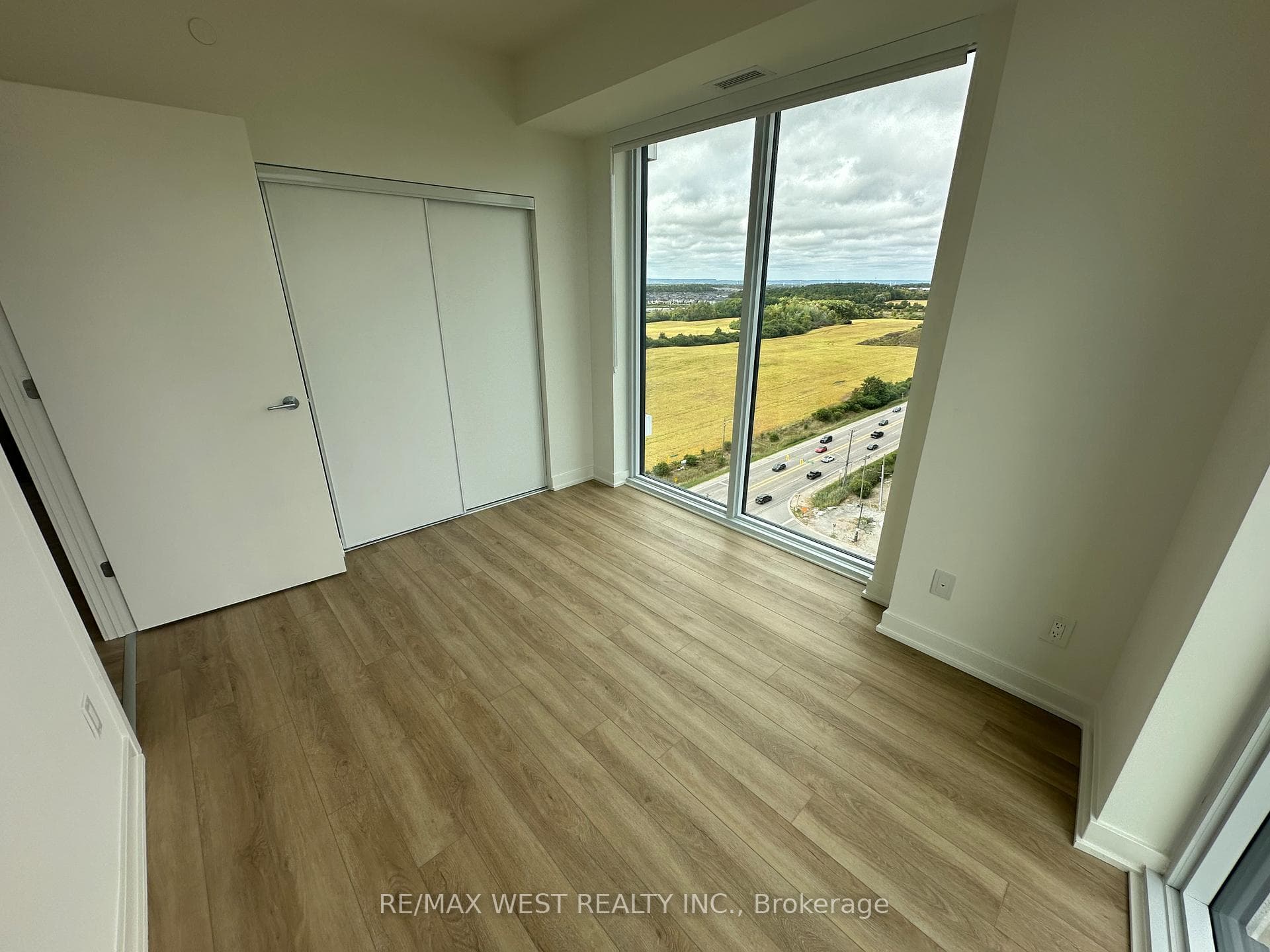 3079 Trafalgar Road Unit 1607 photo 11